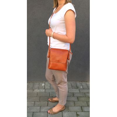 Vera Pelle - Włoska granatowa skórzana listonoszka z klapą