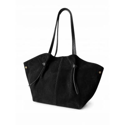 - Czarna zamszowa torebka shopper ZAMSZ NATURALNY Vera Pelle