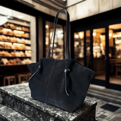 - Czarna zamszowa torebka shopper ZAMSZ NATURALNY Vera Pelle
