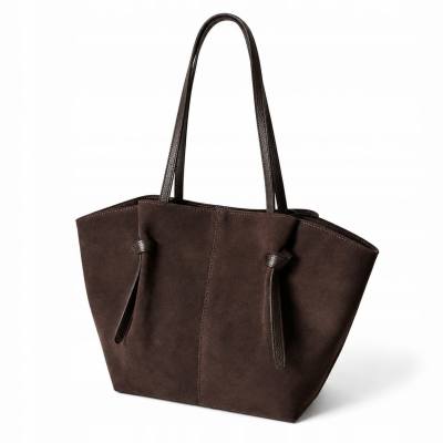 - Czekoladowa zamszowa torebka shopper brązowy ZAMSZ NATURALNY Vera Pelle
