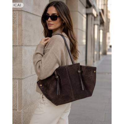 - Czekoladowa zamszowa torebka shopper brązowy ZAMSZ NATURALNY Vera Pelle