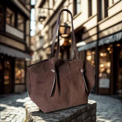 - Czekoladowa zamszowa torebka shopper brązowy ZAMSZ NATURALNY Vera Pelle
