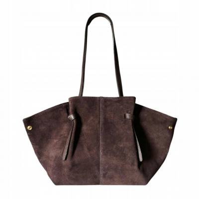 - Czekoladowa zamszowa torebka shopper brązowy ZAMSZ NATURALNY Vera Pelle