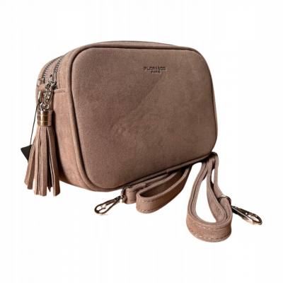 - Flora&Co taupe zamszowa torebka listonoszka cappuccino zamsz frędzle Flora