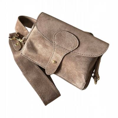 - Cappuccino taupe torebka zamszowa Vera Pelle włoska listonoszka zamsz naturalny szeroki pasek
