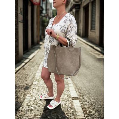 - Cappuccino zamszowa torebka shopper taupe ZAMSZ NATURALNY Vera Pelle