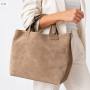 - Cappuccino zamszowa torebka shopper taupe ZAMSZ NATURALNY Vera Pelle